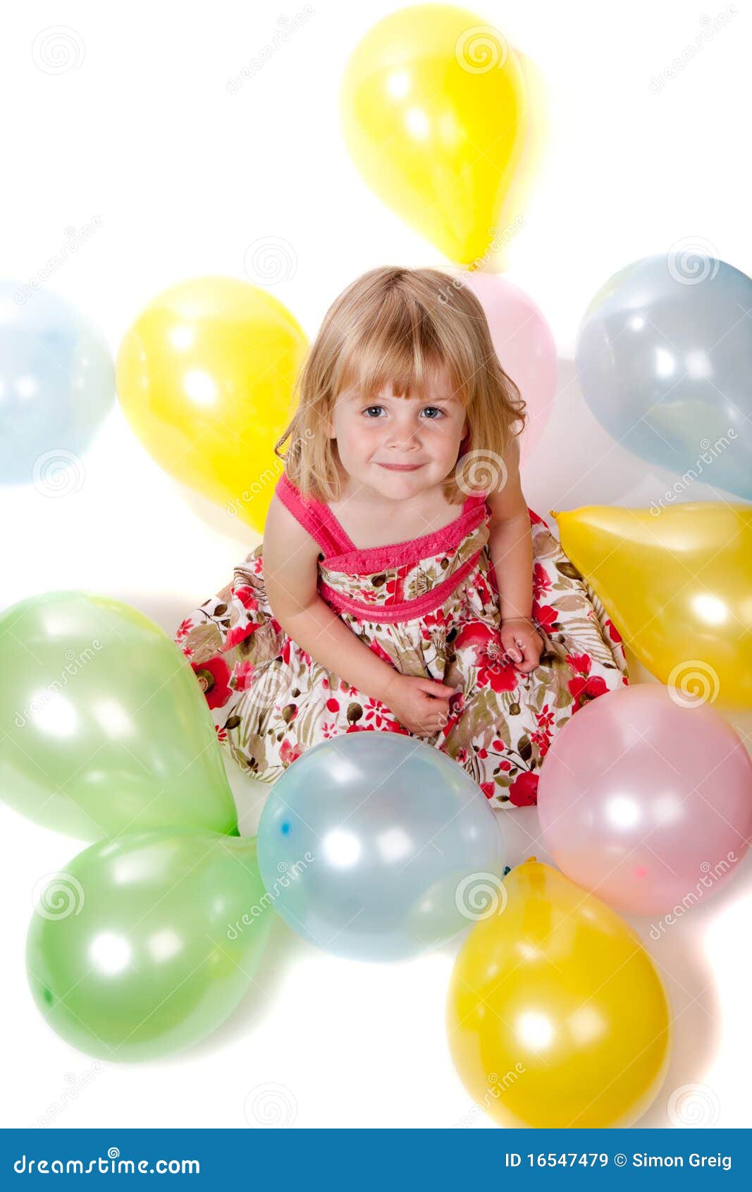 Fille De 4 Ans Recherchant Avec Des Ballons Image stock - Image du ballon,  précours: 16547479