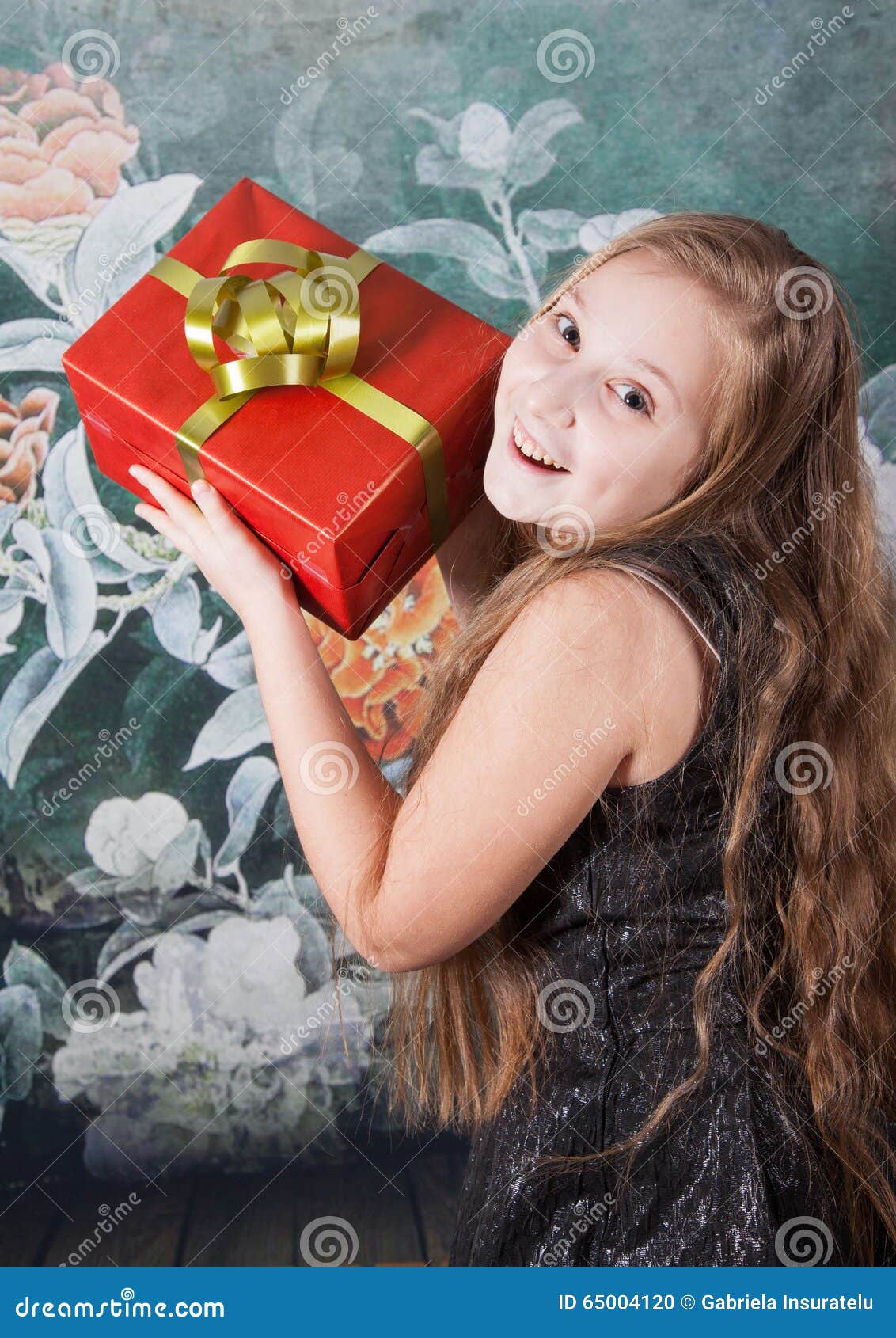 Fille De 10 Ans Avec Le Cadeau Photo stock - Image du mignon, moderne:  65004120