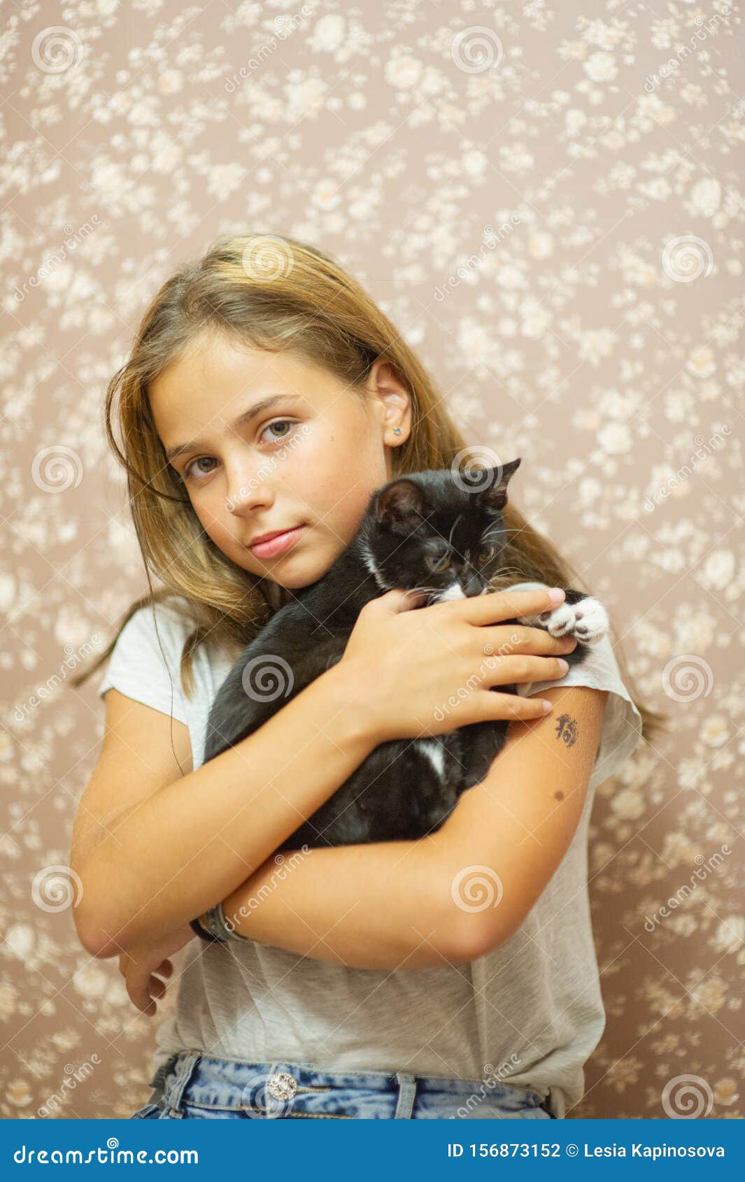 Fille De 10 Ans Et Chaton Noir Et Blanc Photo stock - Image du