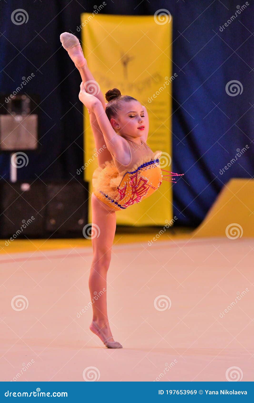 Fille De Gymnastique Rythmique 8 Ans Image stock - Image du concours,  appareil: 197653969