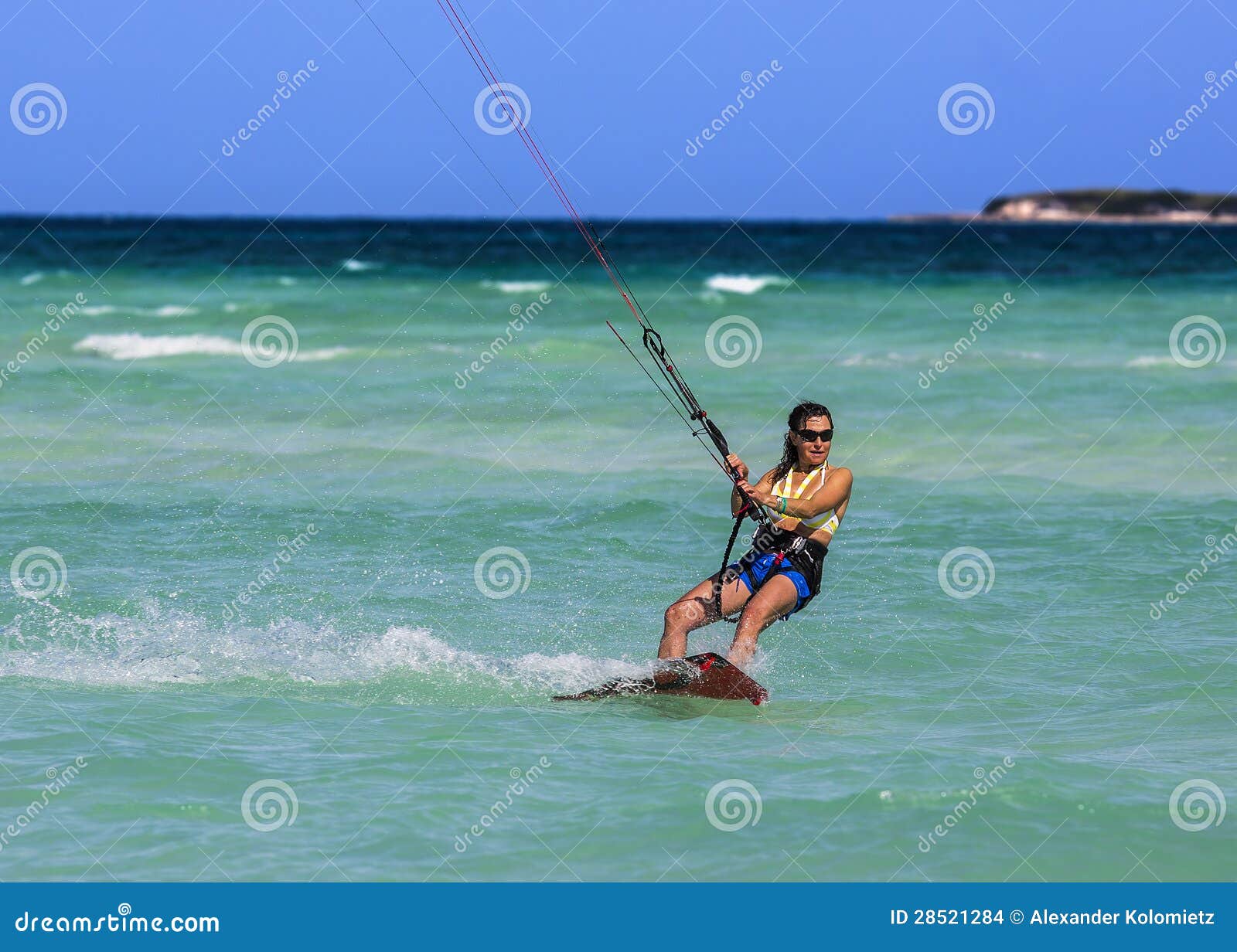 Fille de kitesurf photo stock. Image du fille, surf, vacances 28521284