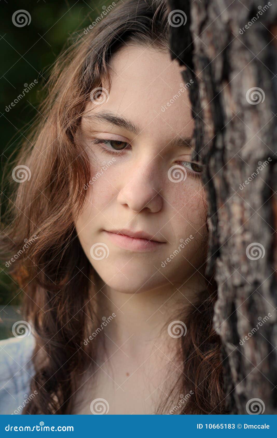 Fille de l'adolescence déprimée. Fille de l'adolescence se penchant sur la beauté d'arbre diminuée