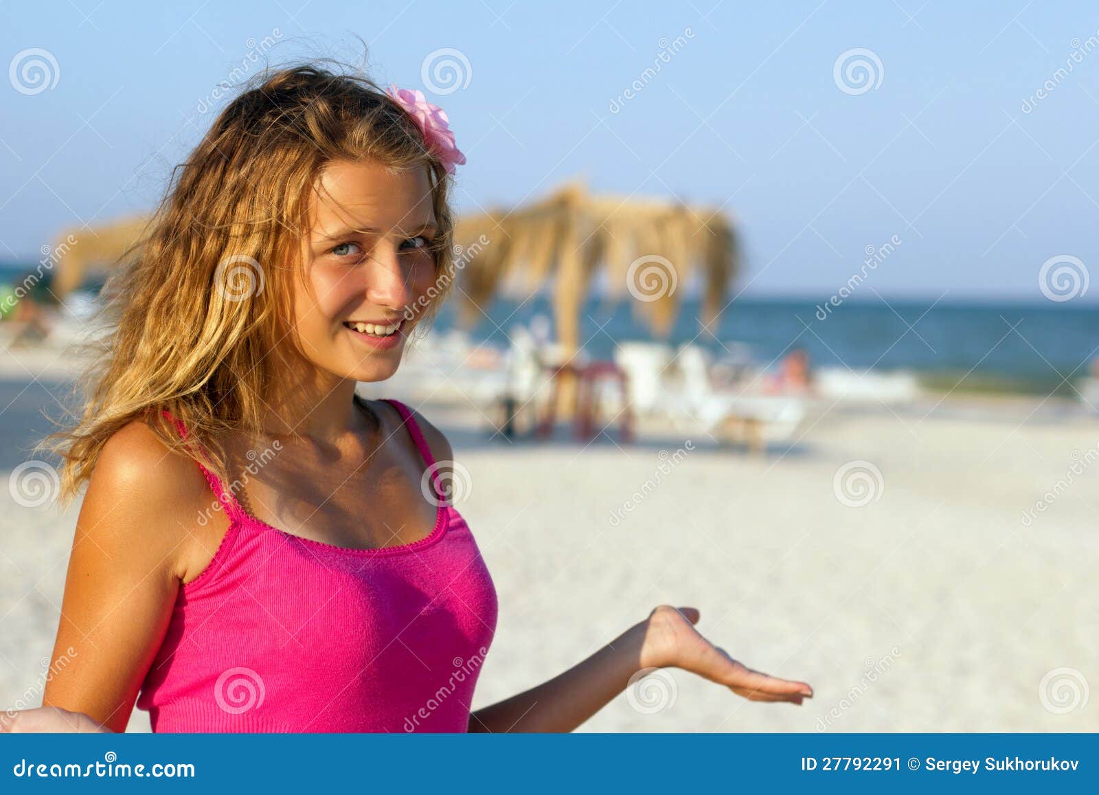 Fille De L Adolescence Heureuse Sur La Plage Image Stock Image Du Paume Personne 27792291