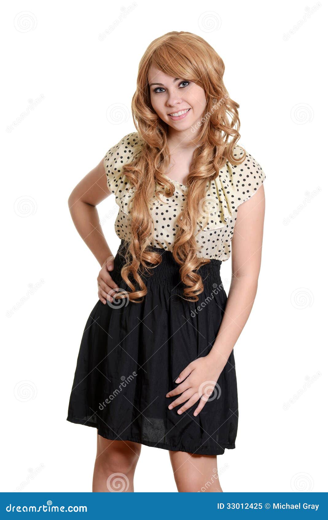 Fille De L Adolescence Portant La Perruque Blonde Image Stock Image Du Regard Robe 33012425