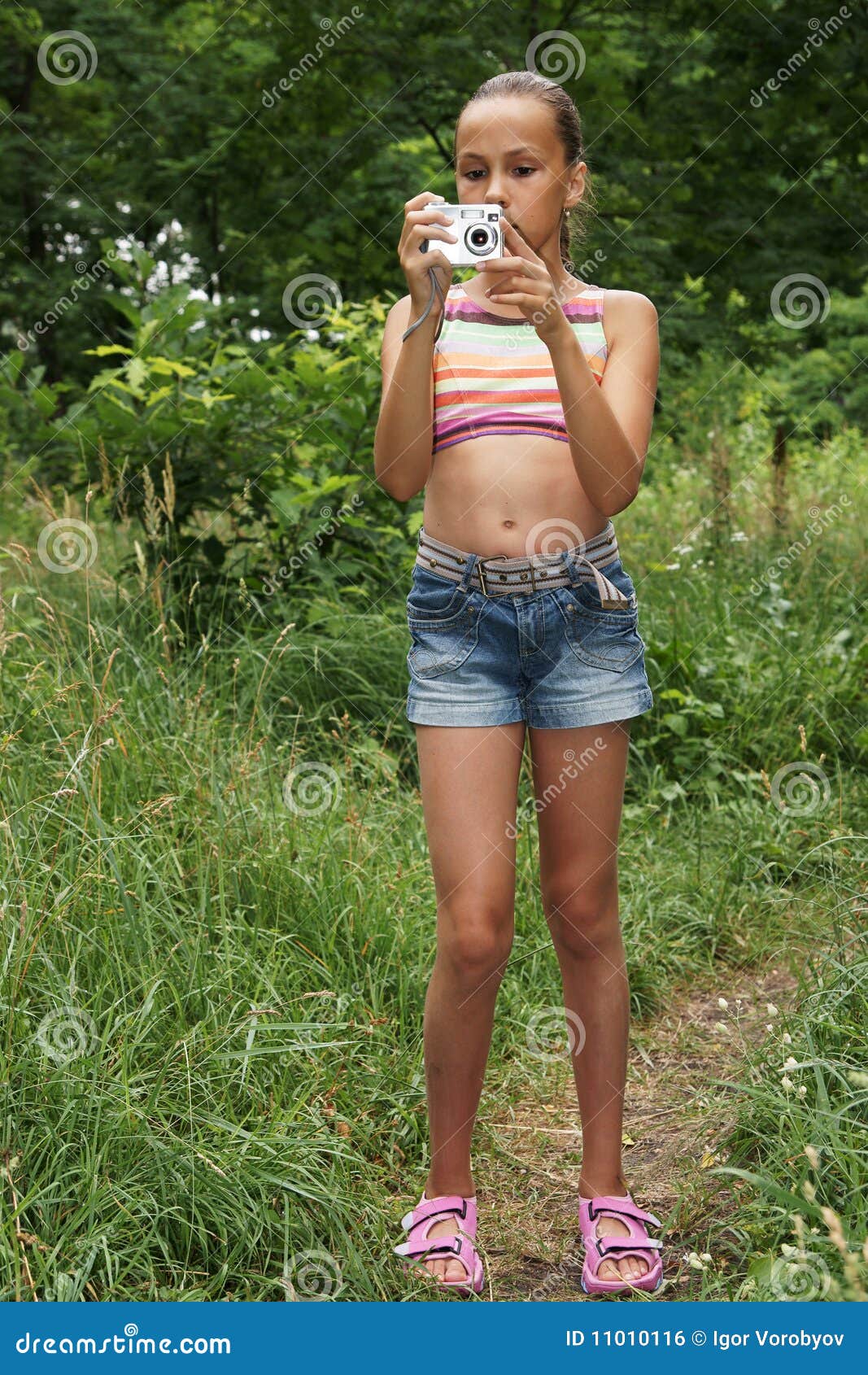 Fille De La Preadolescence Avec Lappareil Photo Numerique Photo stock ...