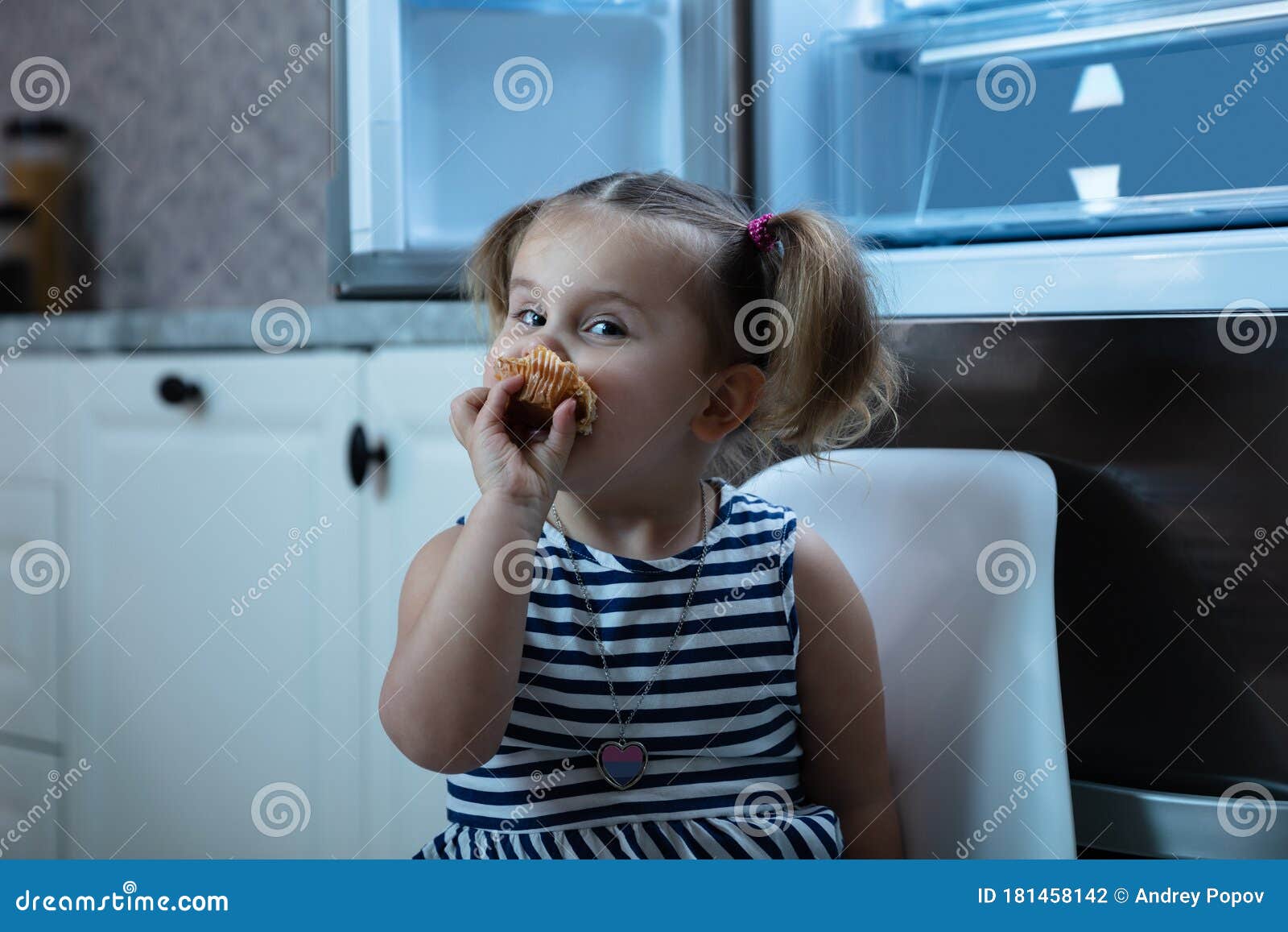 Les Enfants Regardent Le Frigo Dans La Cuisine