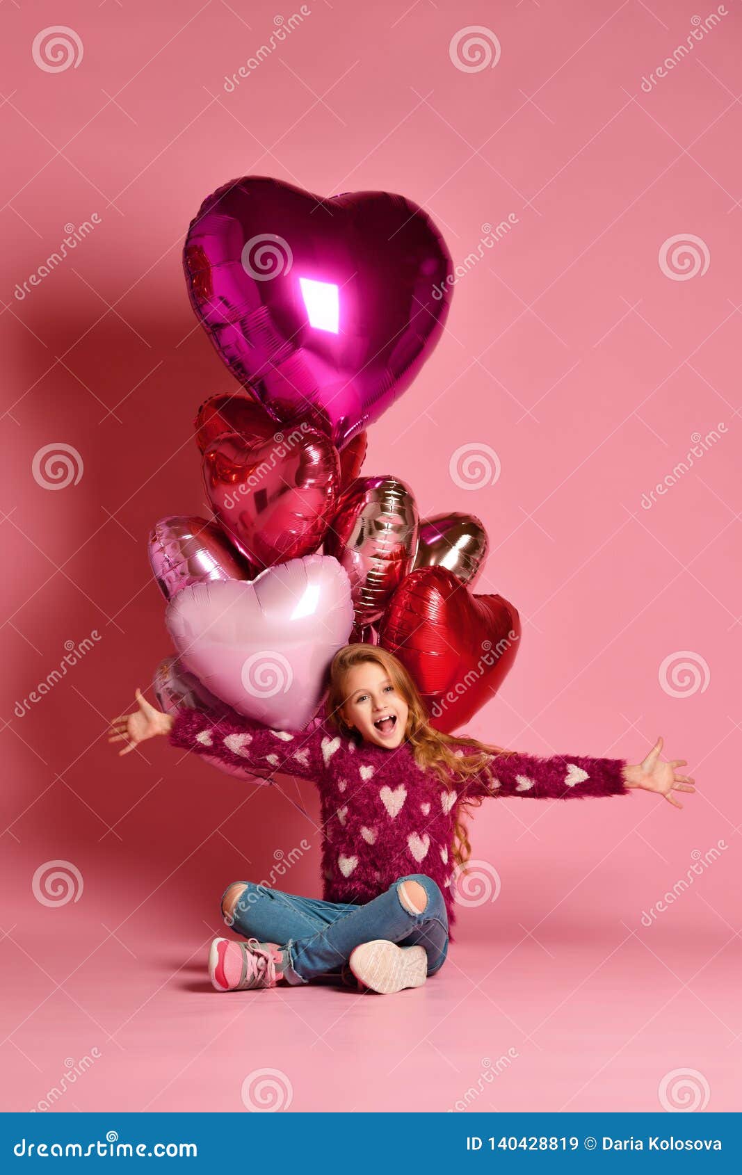 Fille De Partie Ballons Ayant L Amusement Fete D Anniversaire Fille Heureuse Image Stock Image Du Fond Femelle