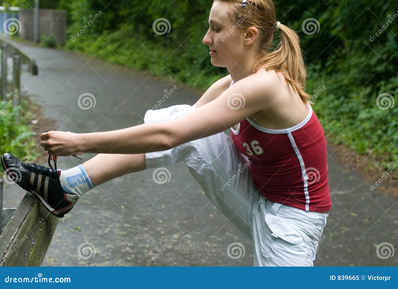 Fille de sport. Jeune belle femme courant