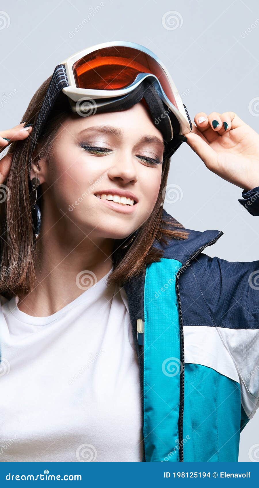 Fille de sport de beauté Veste de surf des neiges Jolie jeune femme dans des vêtements de sport Composition d'art Corps mince Exercice de santé Bien-être de puissance Mode de vie de votre entraînement Position de formation Fond gris isolé