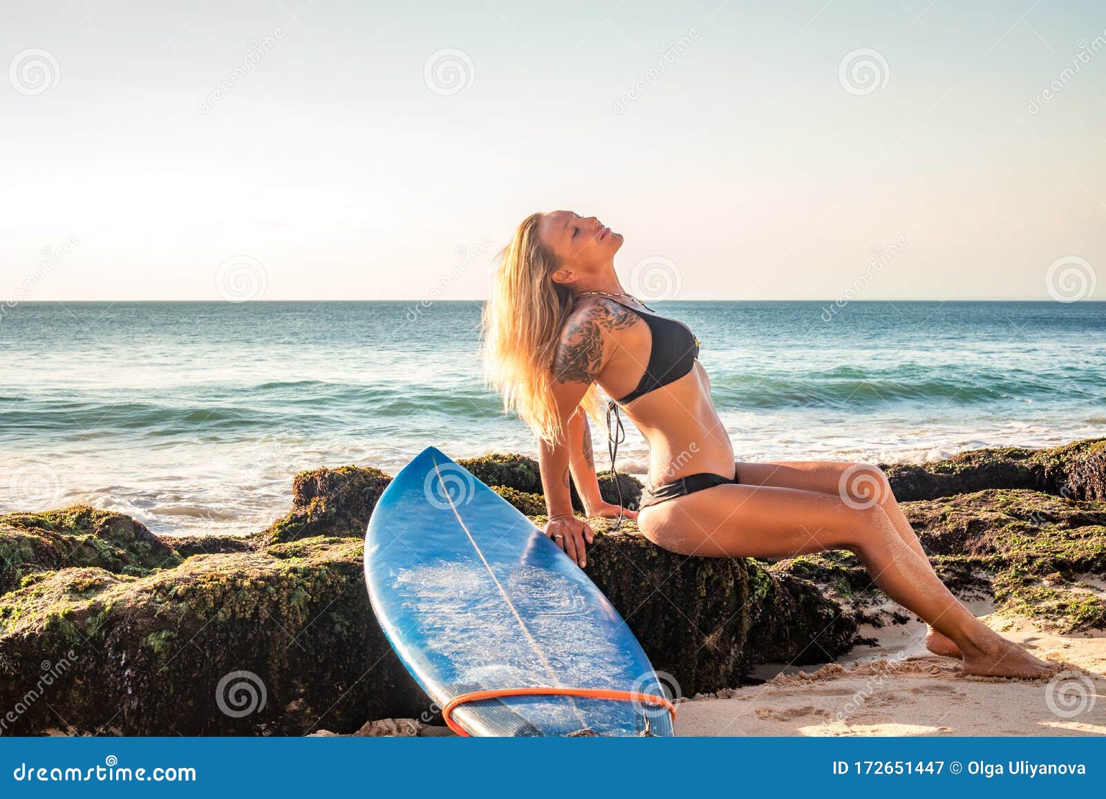 Femme En Maillot De Bain Assis Avec Planche De Surf Au Mur