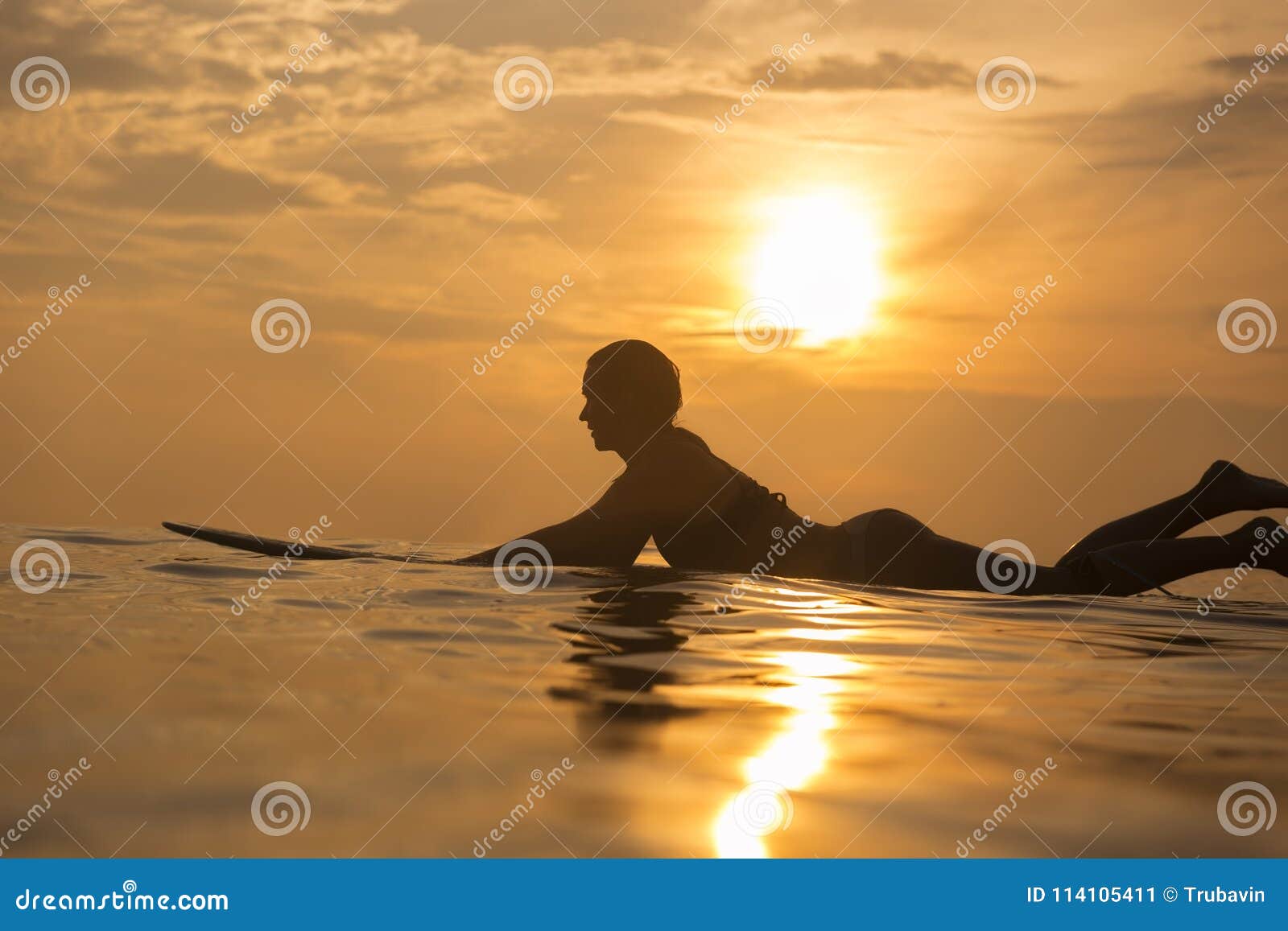 Fille De Surfer Dans Locéan Au Temps De Coucher Du Soleil