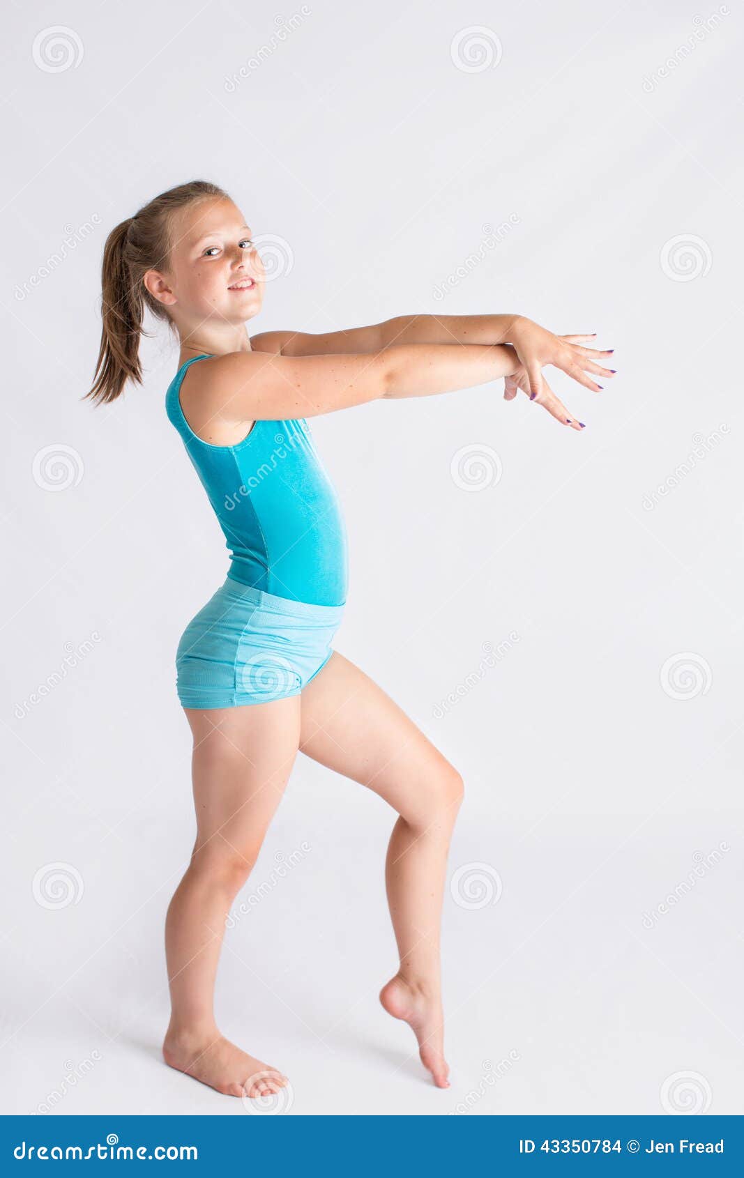 Fille De Tween Dans La Pose De Gymnastique Photo stock - Image du  flexibilité, pose: 43350784