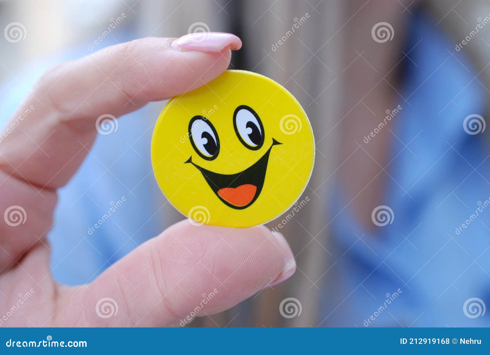 Fille Doigts Tenant Jaune Smiley Sticker Photo stock - Image du