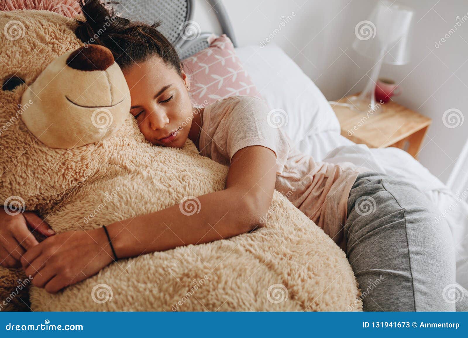 Petit Ami étreignant Sa Petite Amie Tout En Tenant Un Ours En