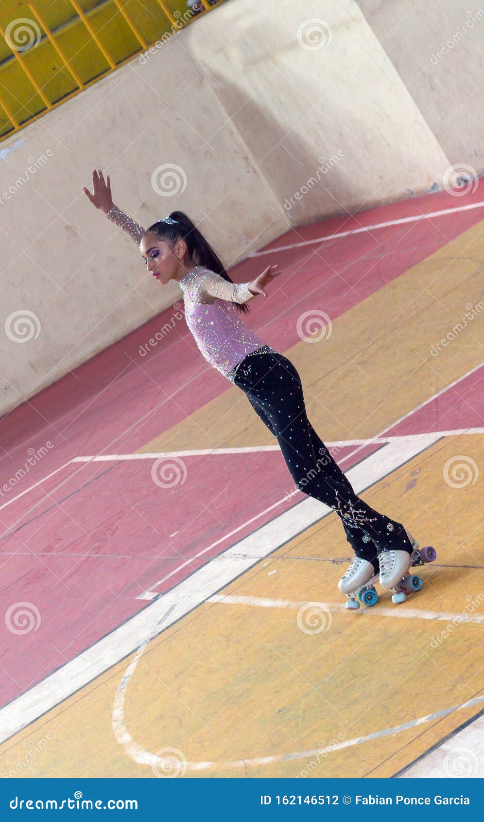 Fille En Compétition De Patin à Roulettes Avec Des Tenues De Gala