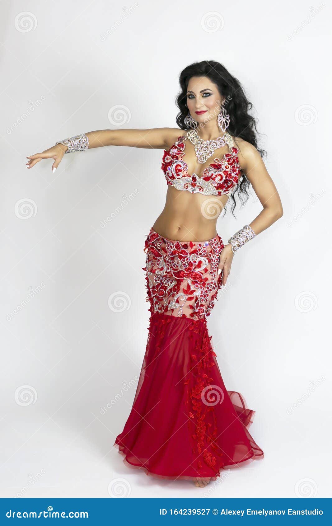 Fille En Robe Rouge Pour La Danse Orientale Image stock - Image du sensuel,  exposition: 164239527