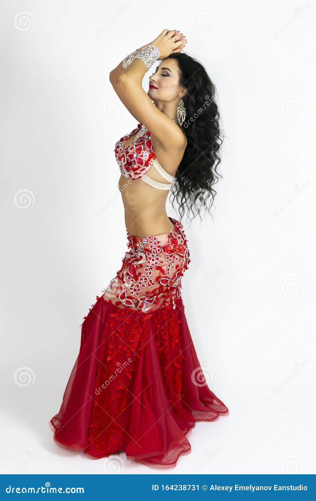Fille En Robe Rouge Pour La Danse Orientale Image stock - Image du sensuel,  exposition: 164239527