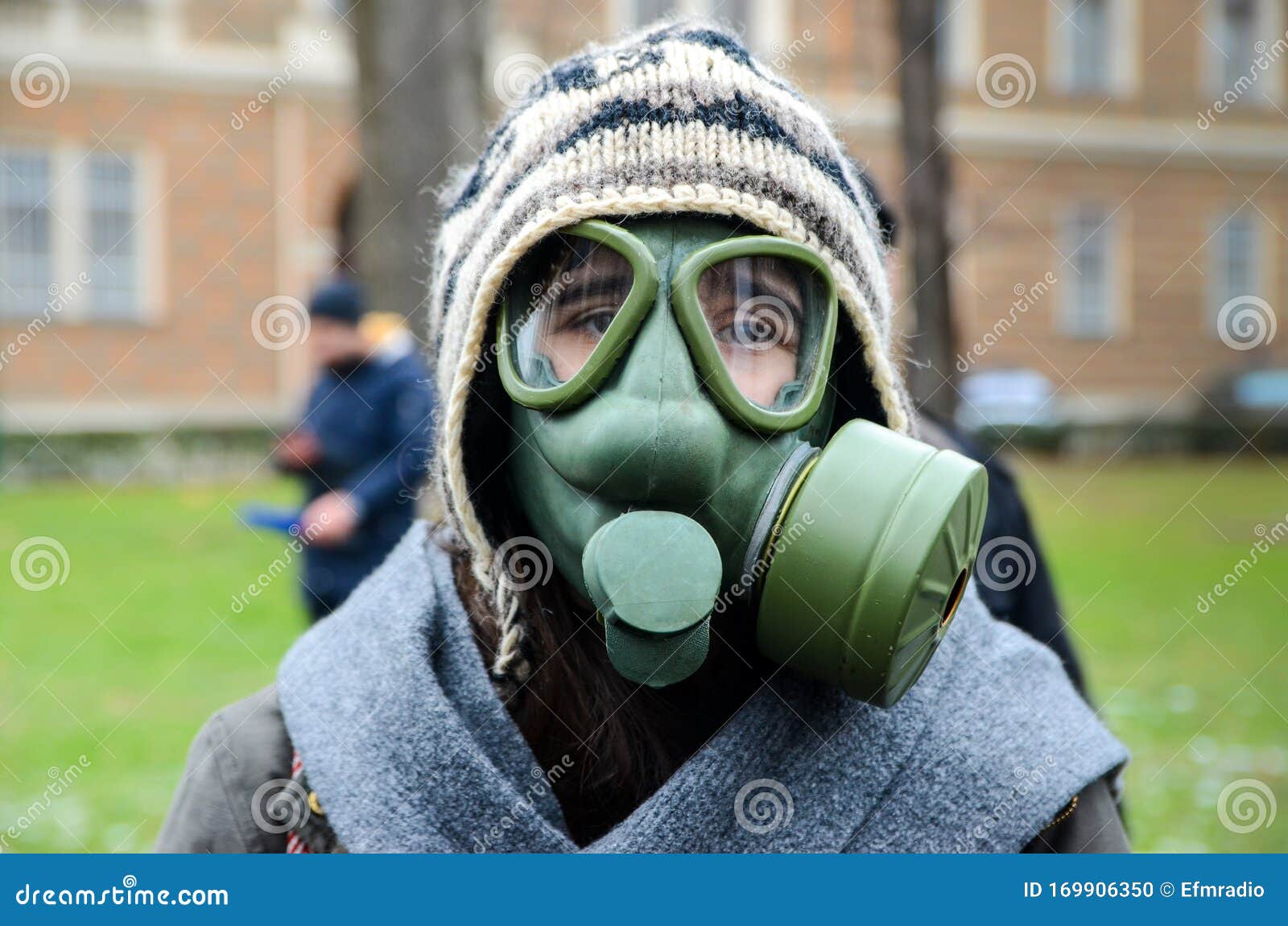 Femme Dans Une Combinaison De Protection Hazmat Et Un Masque à Gaz