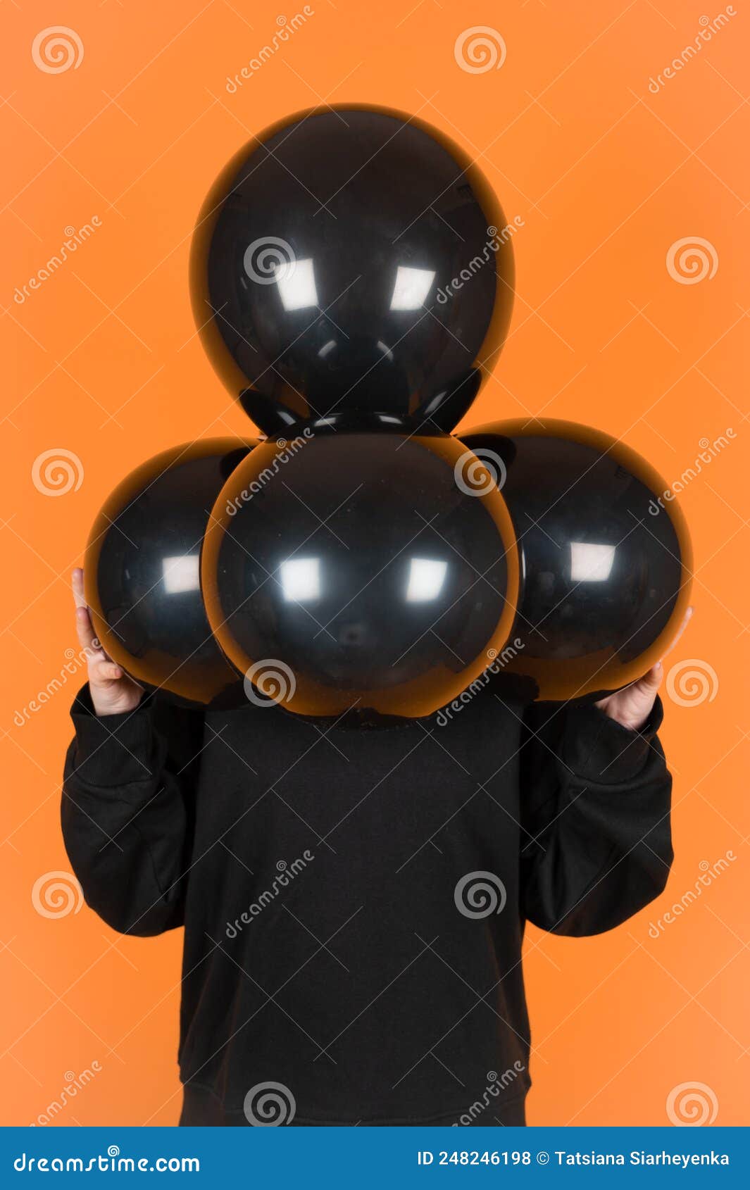 Un Ballon Noir Et Or Avec Des Ballons Noirs Et Or Dans Les Airs