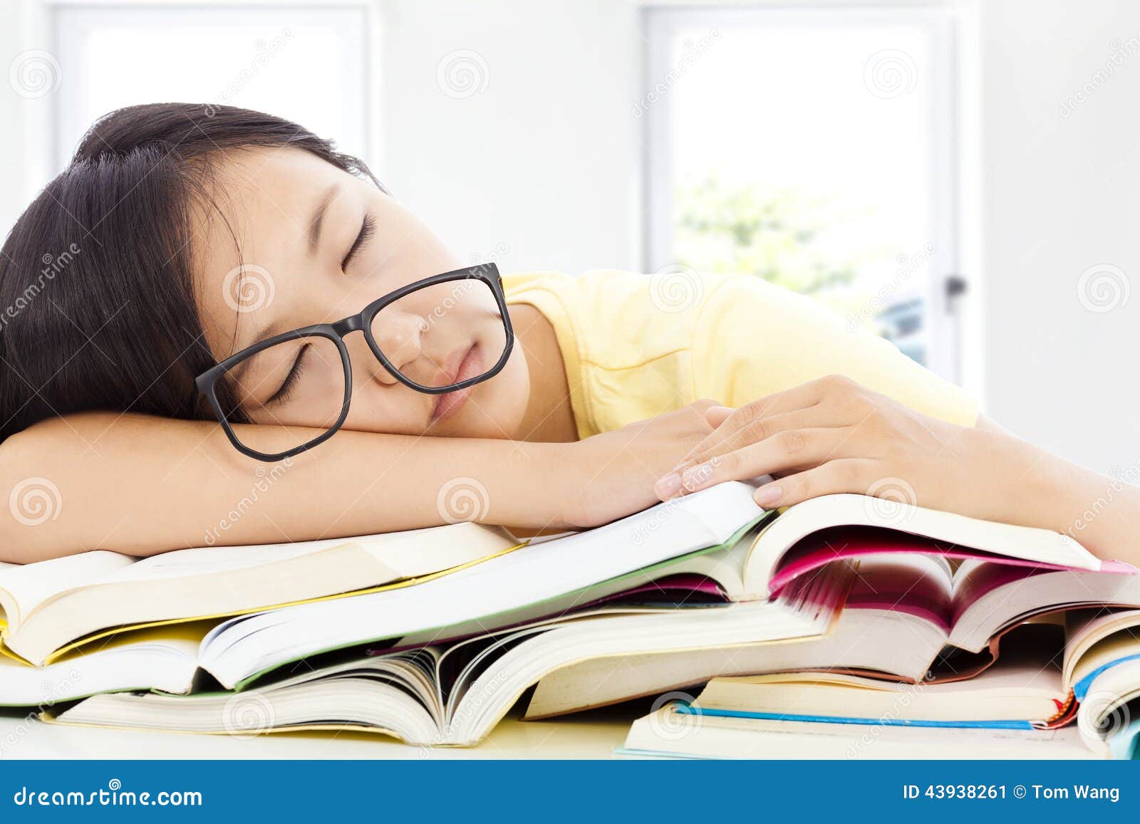 Fille Fatiguée D'étudiant Avec Des Verres Dormant Sur Les Livres ...