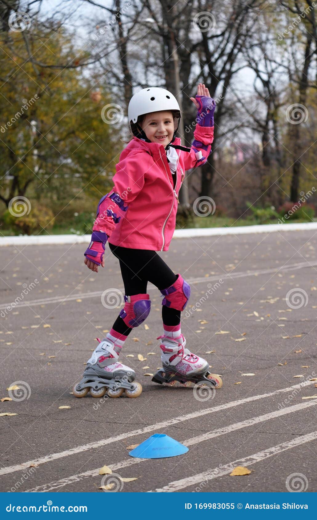 Préparation D'une Leçon De Roller Une Fille Chausse Les Rouleaux Sur Girl  City Park