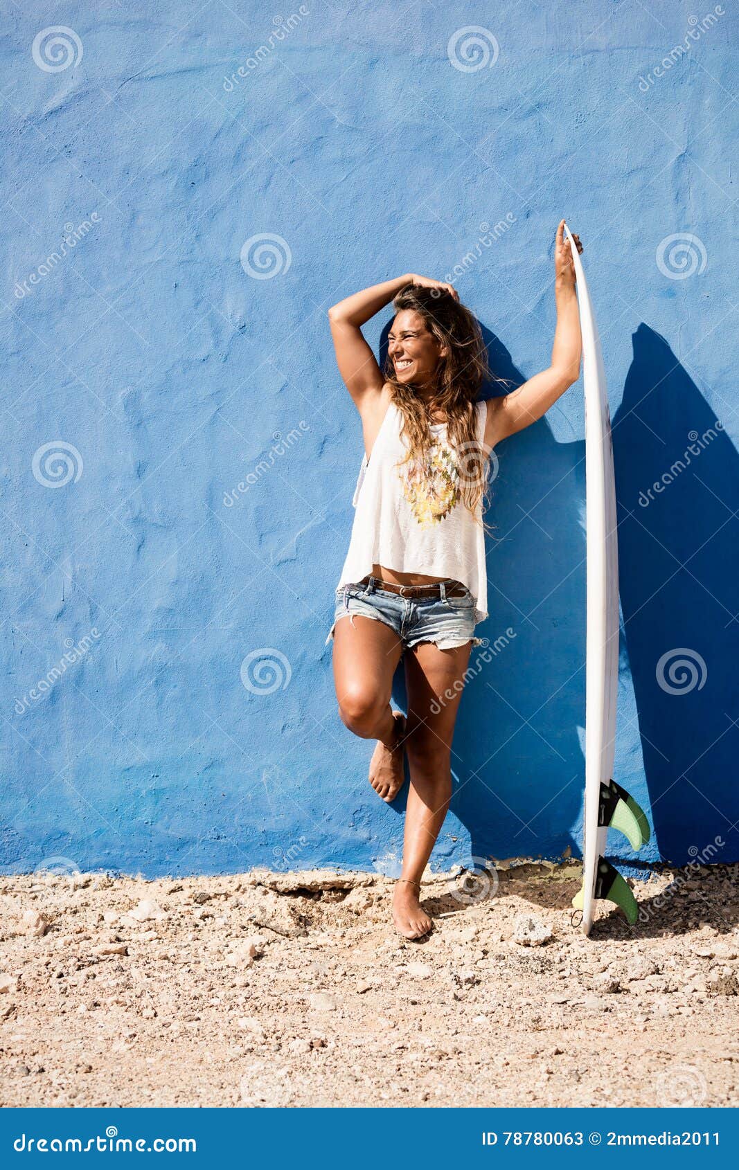 Fille Heureuse De Surfer Avec La Planche De Surf Devant Le ...