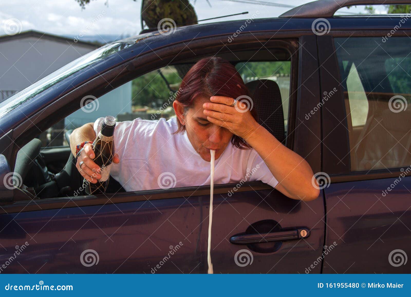 Fille Ivre Vomissant Par La Fenêtre De La Voiture Synonyme De