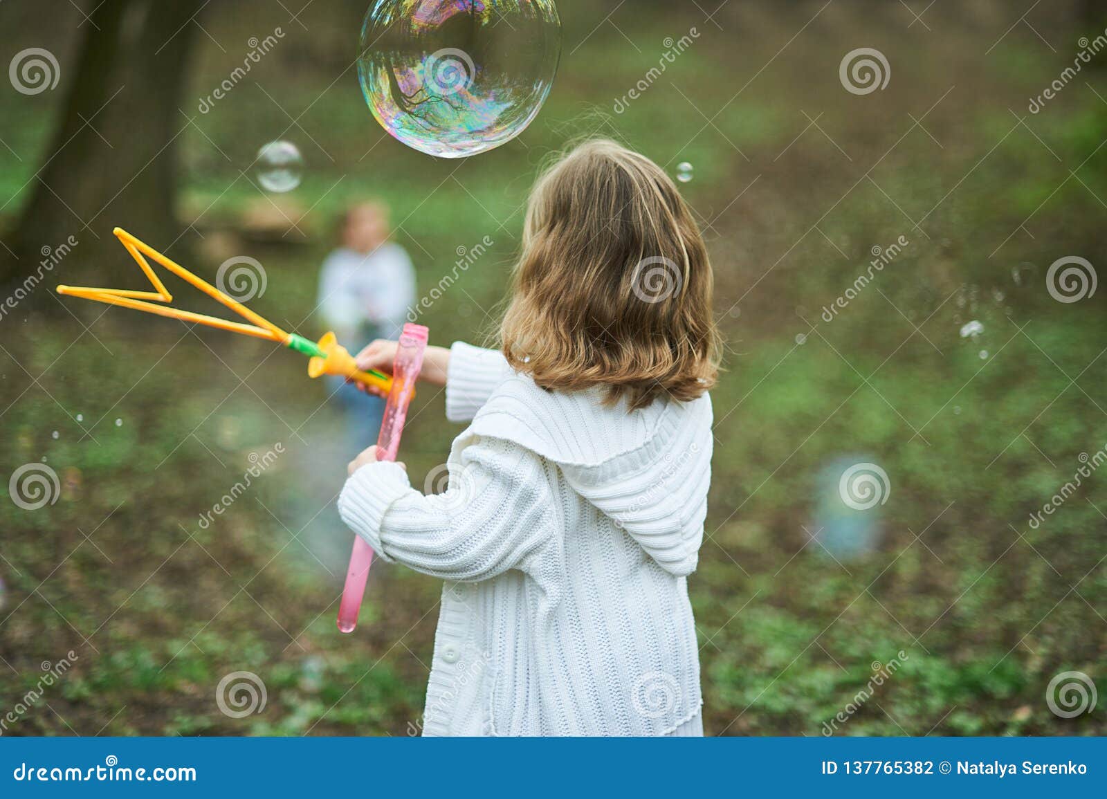 Un Enfant Qui Joue Avec Des Bulles De Savon