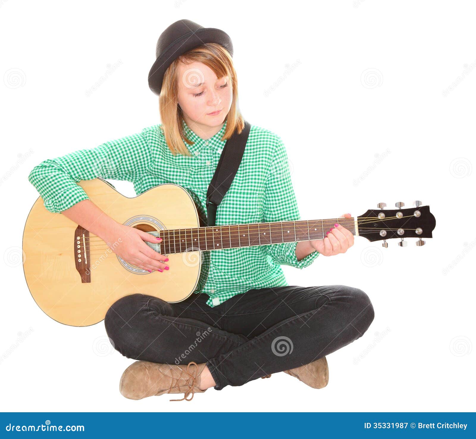 Fille jouant la guitare image stock. Image du étage, femelle - 35331987