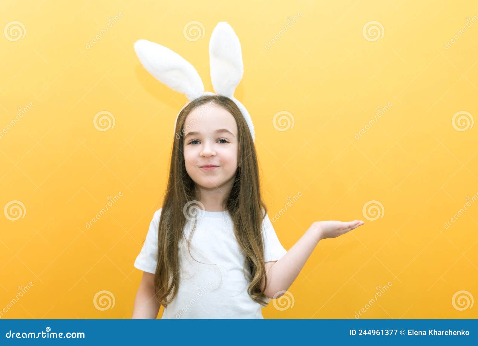 Fille Joyeuse Avec Oreilles De Lapin Sur La Tête Sur Fond Jaune. Drôle  Enfant Heureux Pointe Du Doigt Dans Un Espace Vide. Espace Image stock -  Image du heureux, fête: 244961377