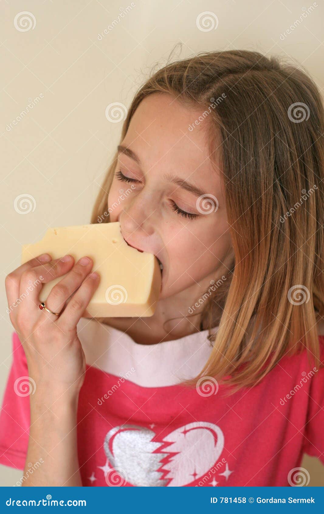 Fille mangeant du fromage photo stock. Image du gosse, engraissement