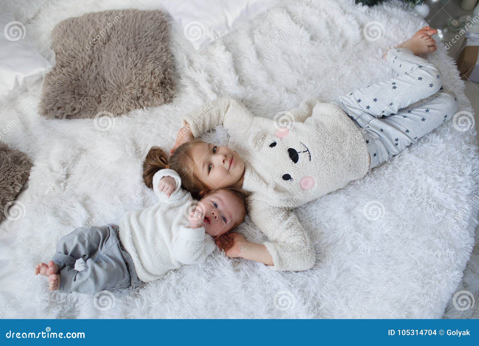 Fille Mignonne Avec Un Frere Nouveau Ne De Bebe Detendant Ensemble Sur Un Lit Blanc Photo Stock Image Du Hommes Enfants Fille Mignonne Avec Un Frere Nouveau Ne De Bebe Detendant Ensemble Sur Un Lit Blanc Photo Stock Image Du Hommes Enfants