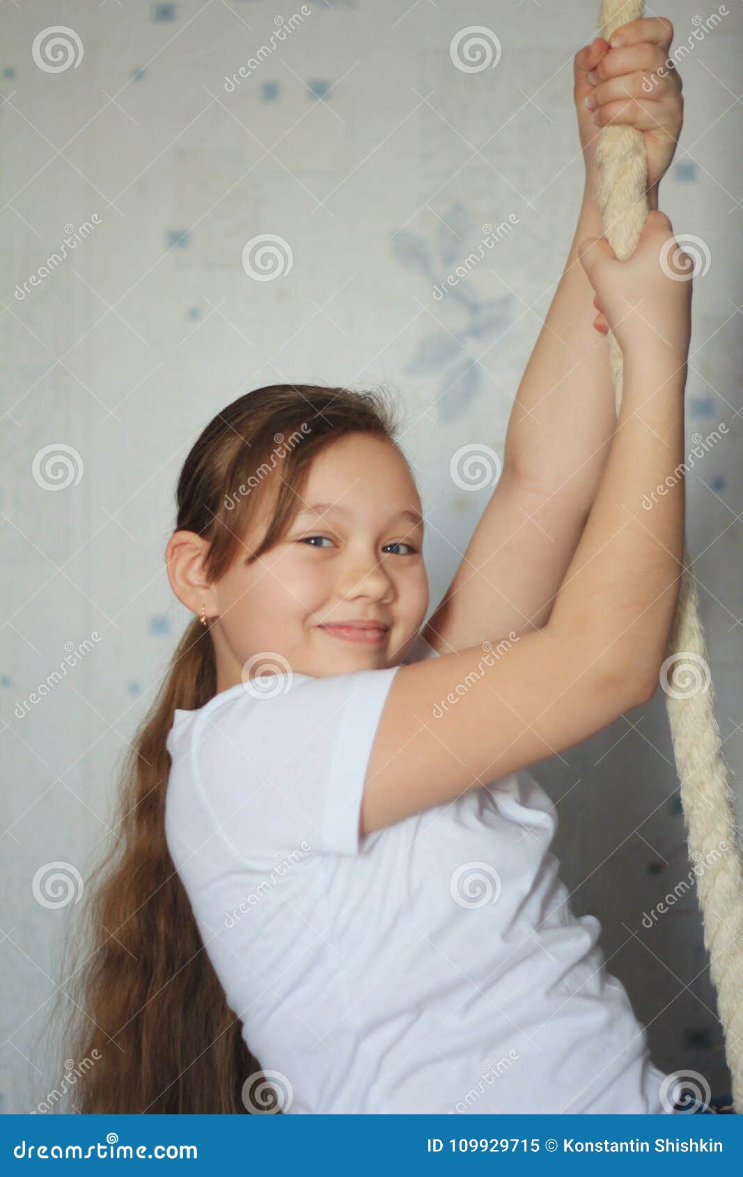 Fille Mignonne D'adolescent 12 Ans De Pose Près De La Corde Gymnastique  Image stock - Image du loisirs, ensemble: 109929715