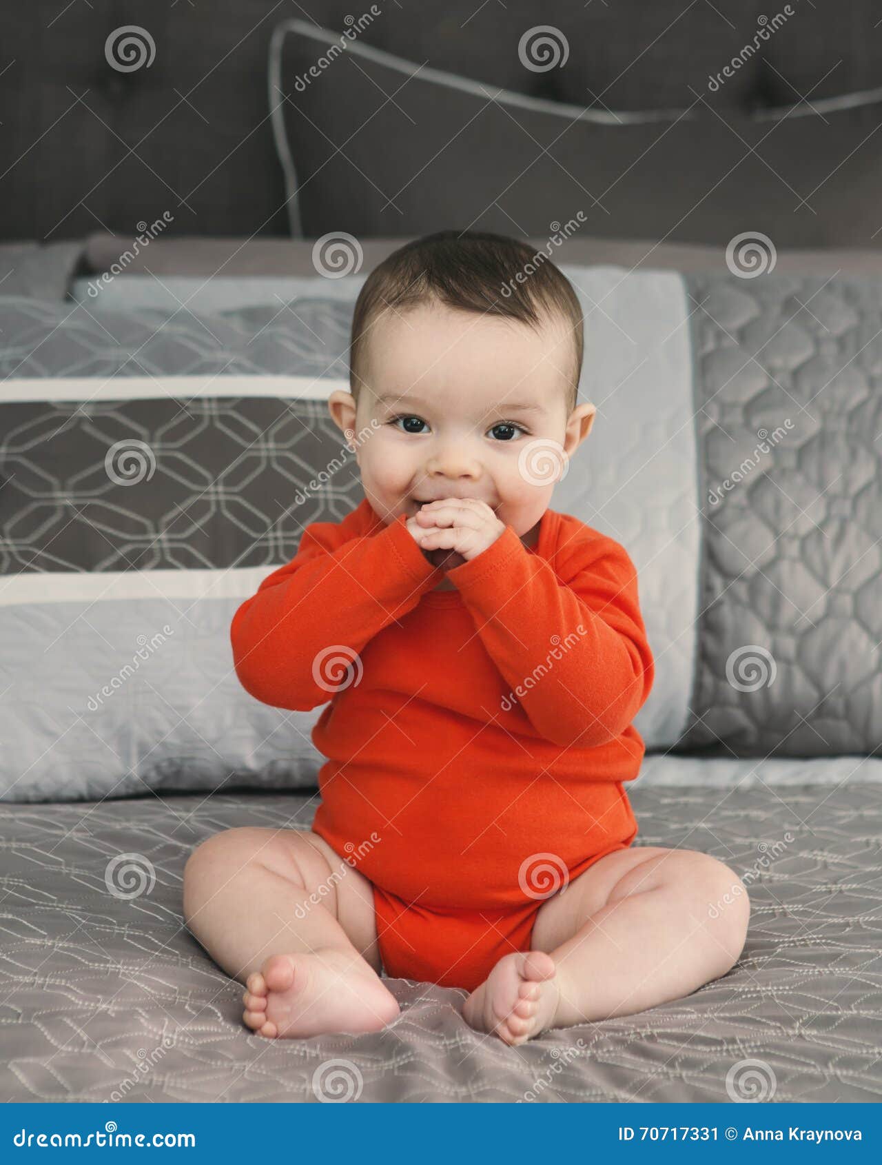 Fille Mignonne De Bebe Garcon De Mothns Du Caucasien 6 Avec Des Yeux Au Beurre Noir A L Interieur Image Stock Image Du Bonheur Averti Fille Mignonne De Bebe Garcon De Mothns Du Caucasien 6 Avec Des Yeux Au Beurre Noir A L Interieur Image Stock Image Du Bonheur Averti