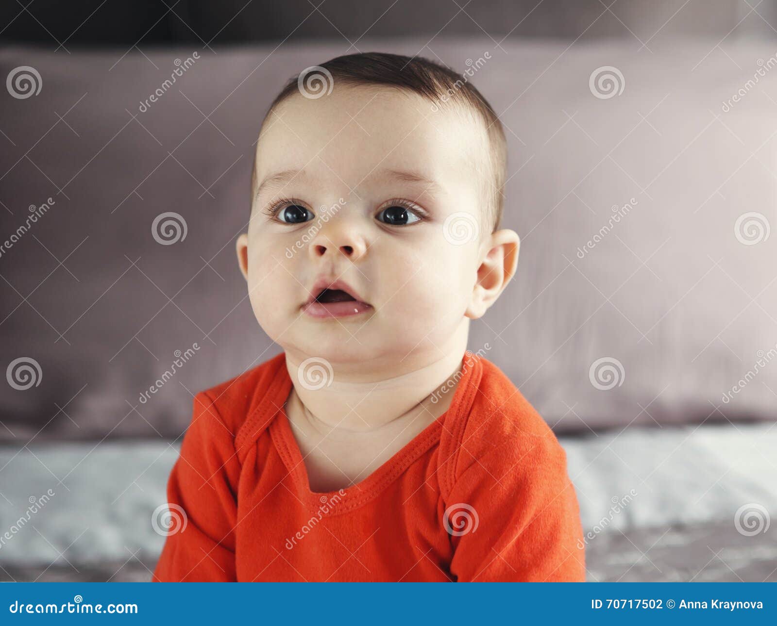 Fille Mignonne De Bebe Garcon De Mothns Du Caucasien 6 Avec Des Yeux Au Beurre Noir A L Interieur Photo Stock Image Du Beau Sain
