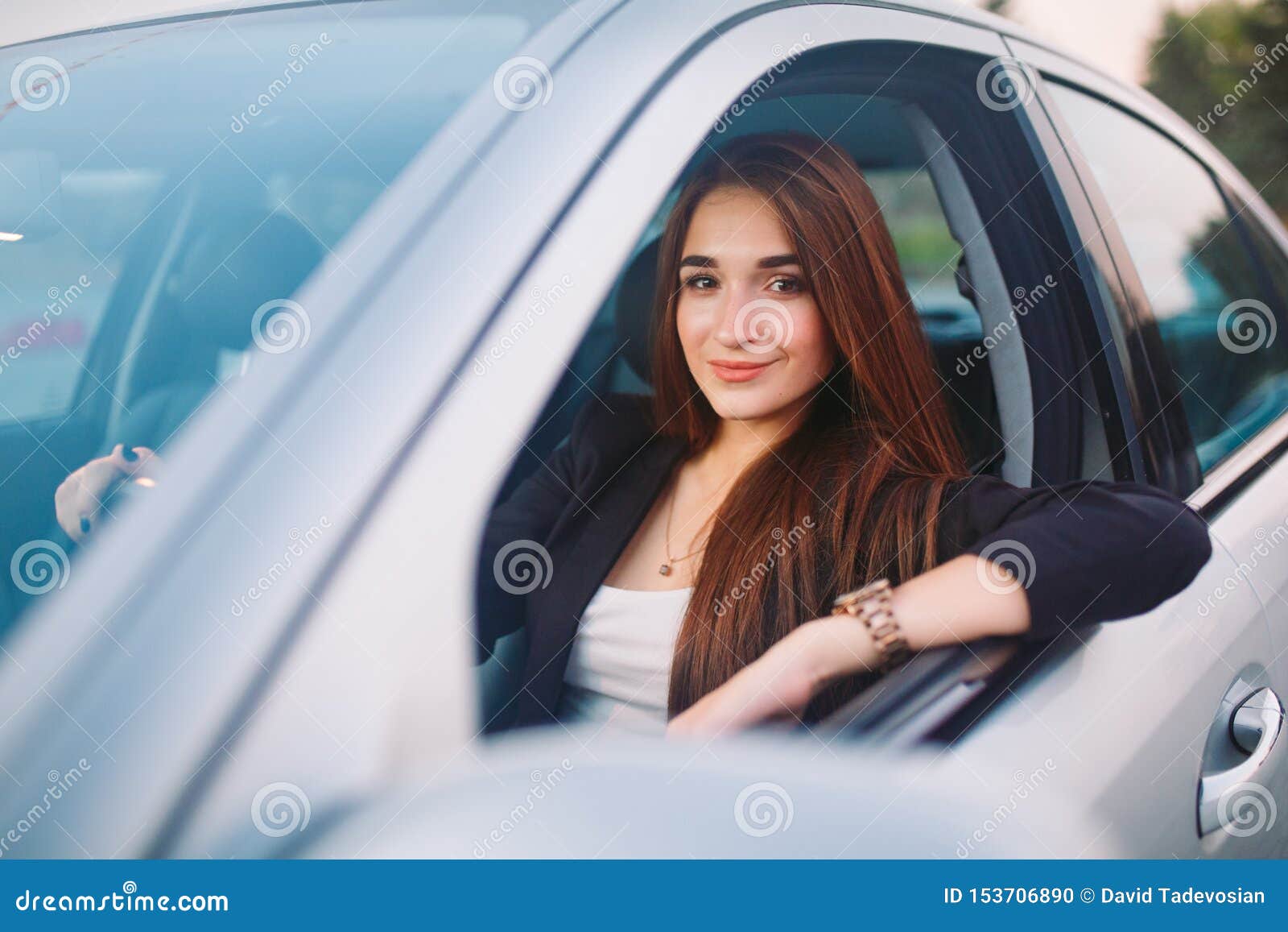 Fille Mignonne De Brune Dans La Voiture Femme élégante D'affaires  Conduisant Une Voiture Photo stock - Image du verticale, personne: 153706890