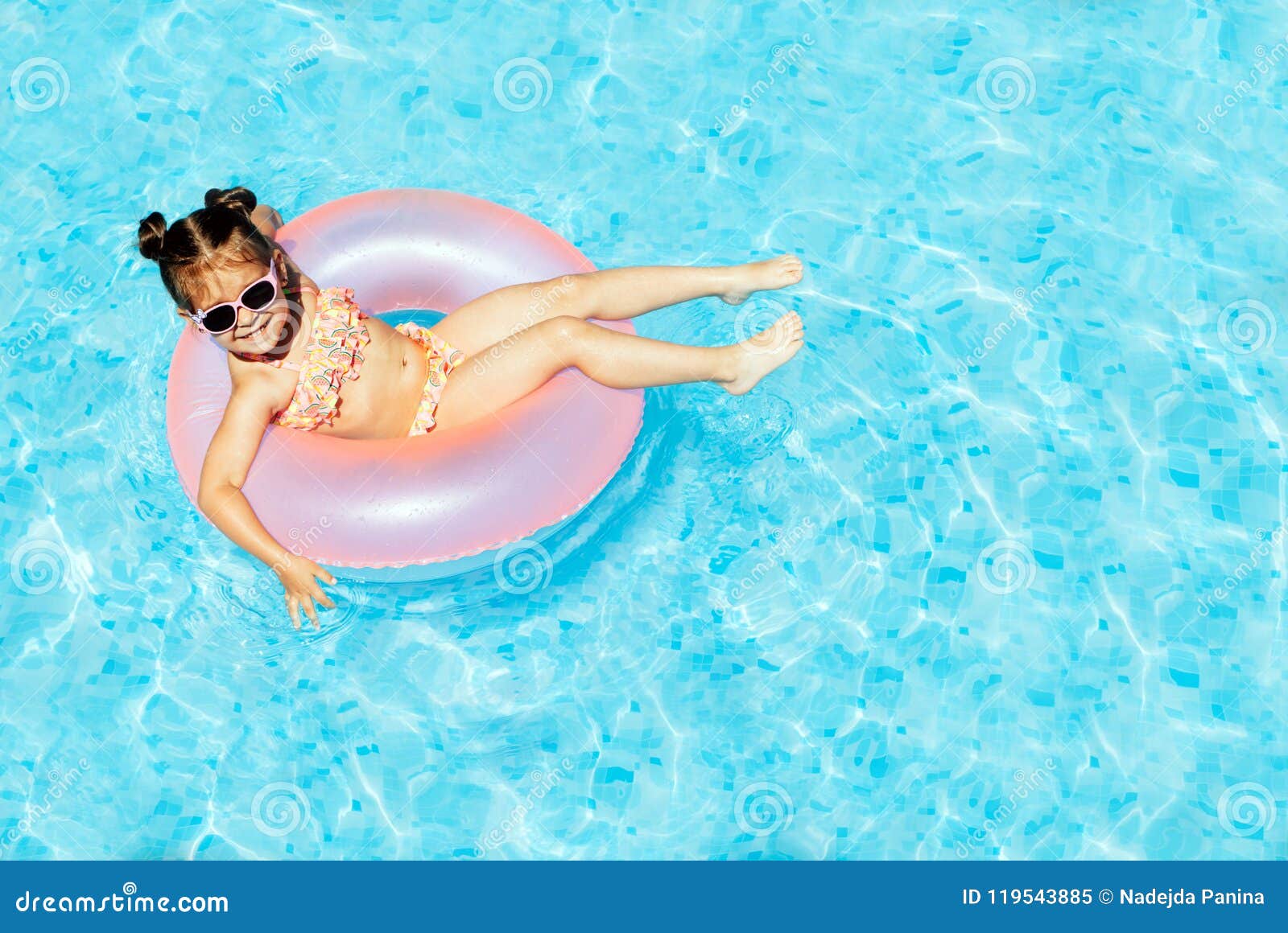 Fille Mignonne Et Drôle Dans La Piscine Image Stock Image