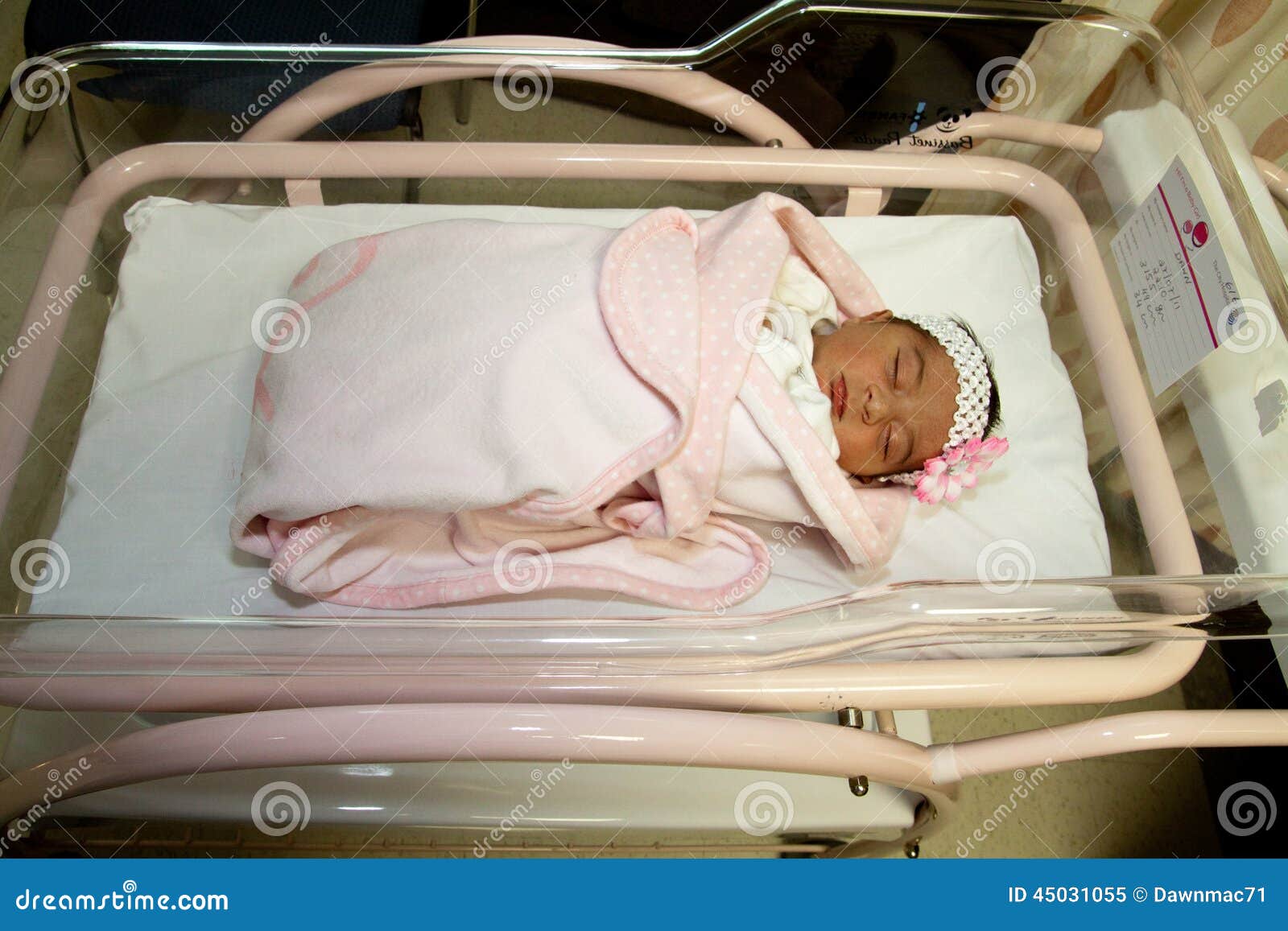 Fille Nouveau-née Dans Le Lit D'hôpital Image stock - Image du