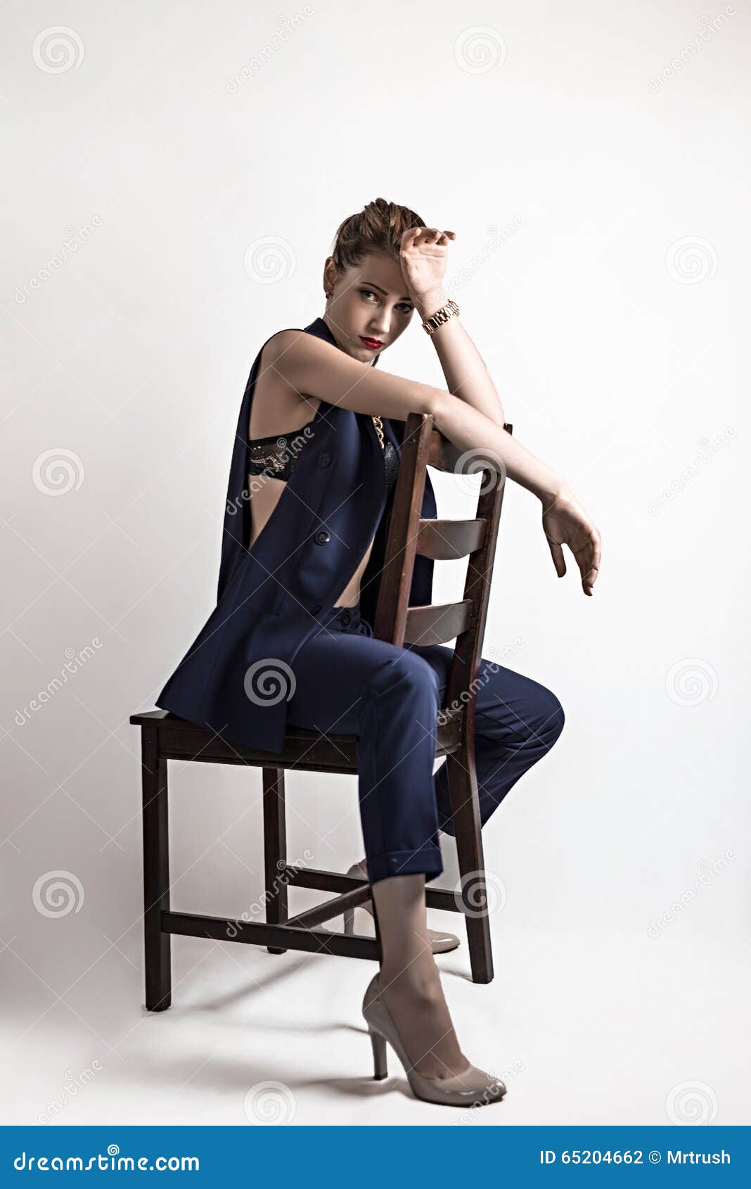 Fille Posant Sur Une Chaise Dans Le Studio Photo stock Image du