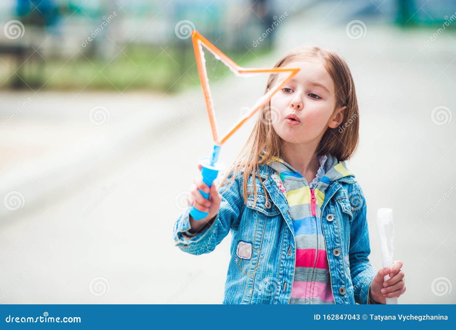 enfant qui fait des bulles de savon Stock Photo