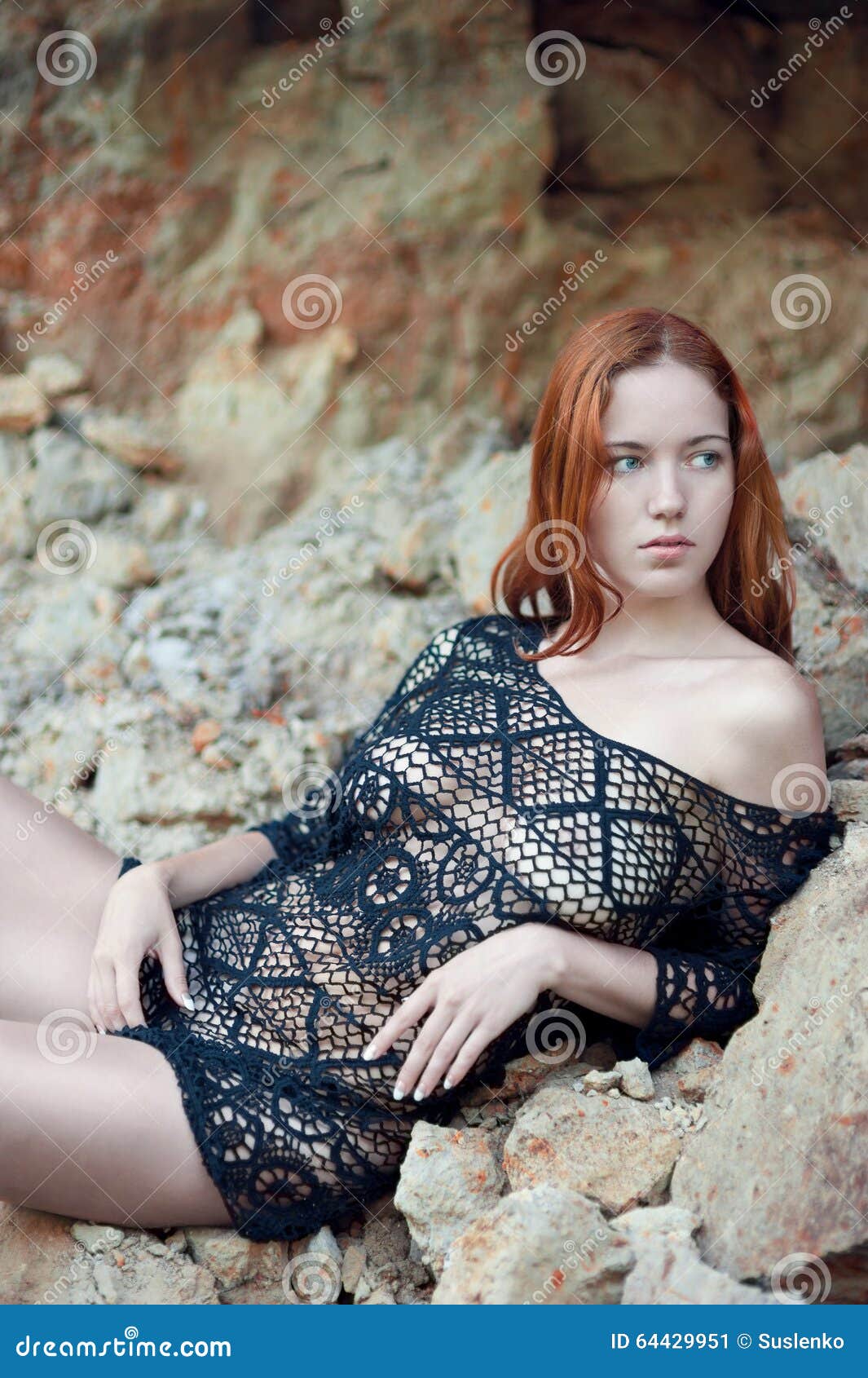 Fille Rousse Nue Dans Un Peignoir Transparent De Dentelle Image