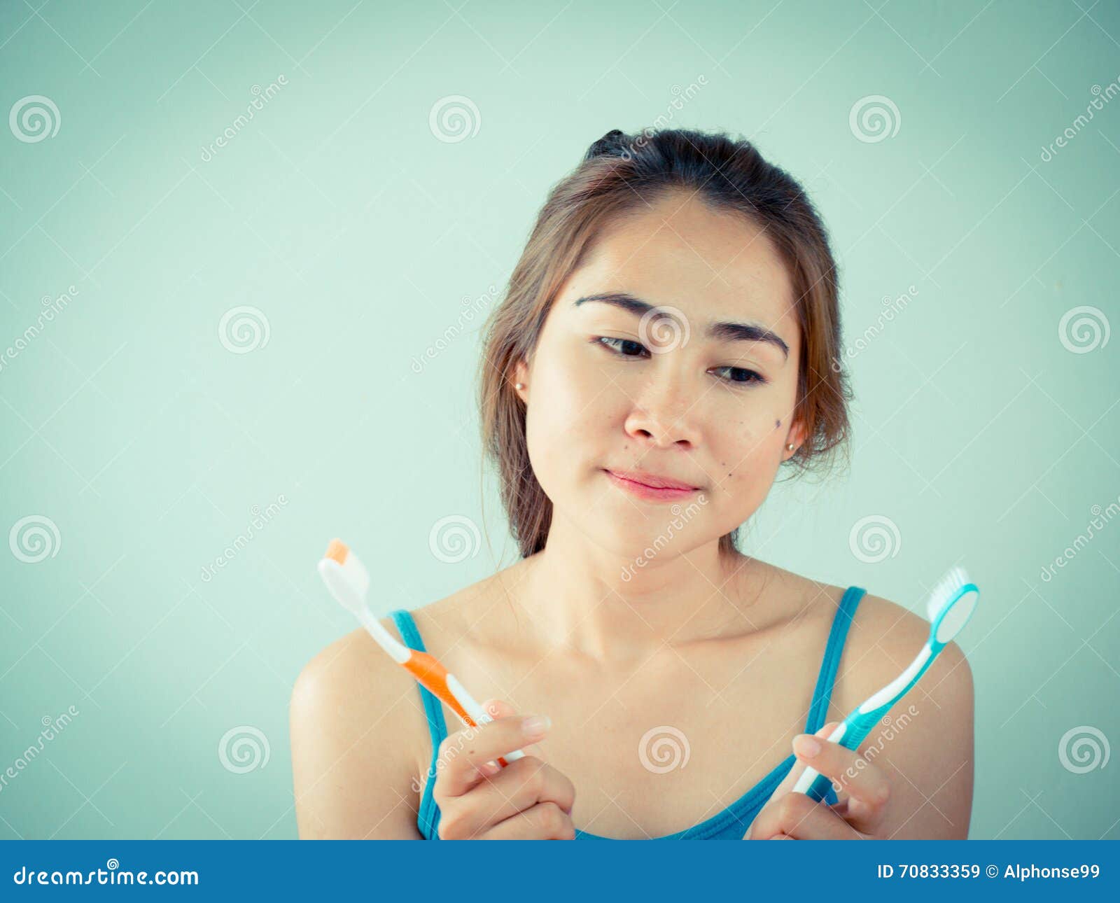 Fille se brossant les dents avec la brosse à dents