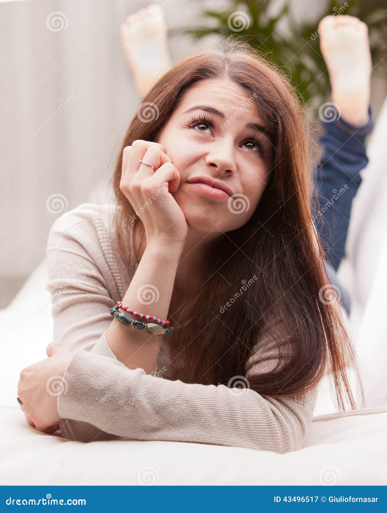 Fille Se Demandant Quelque Chose Qui Pourrait Se Produire Image Stock Image Du Penser Vivre