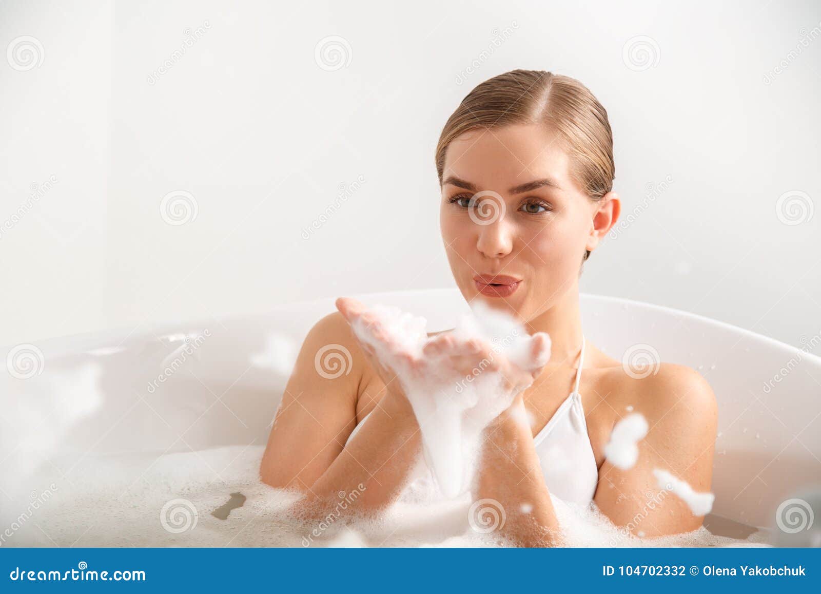 Jeune Femme Jouant Et Prend Un Bain Moussant Dans Une Baignoire Avec De La  Mousse