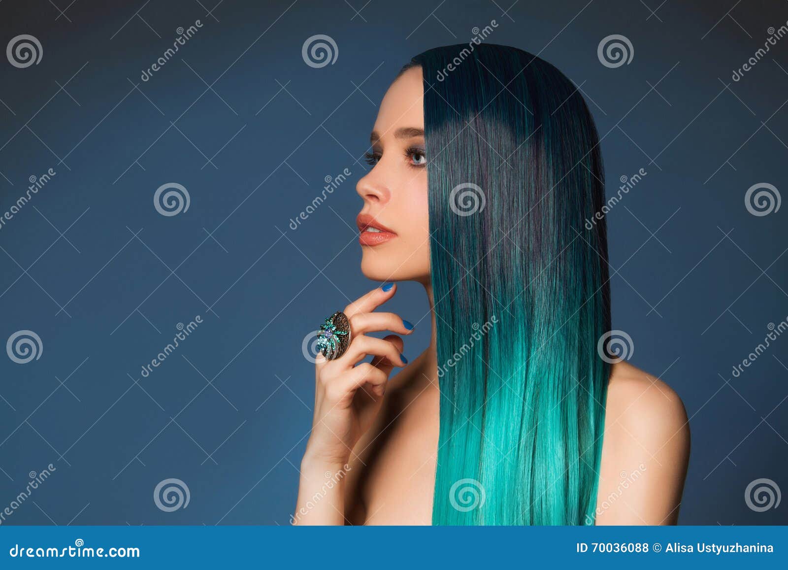 Fille Sexy Avec De Longs Cheveux Bleus Photo Stock Image Du