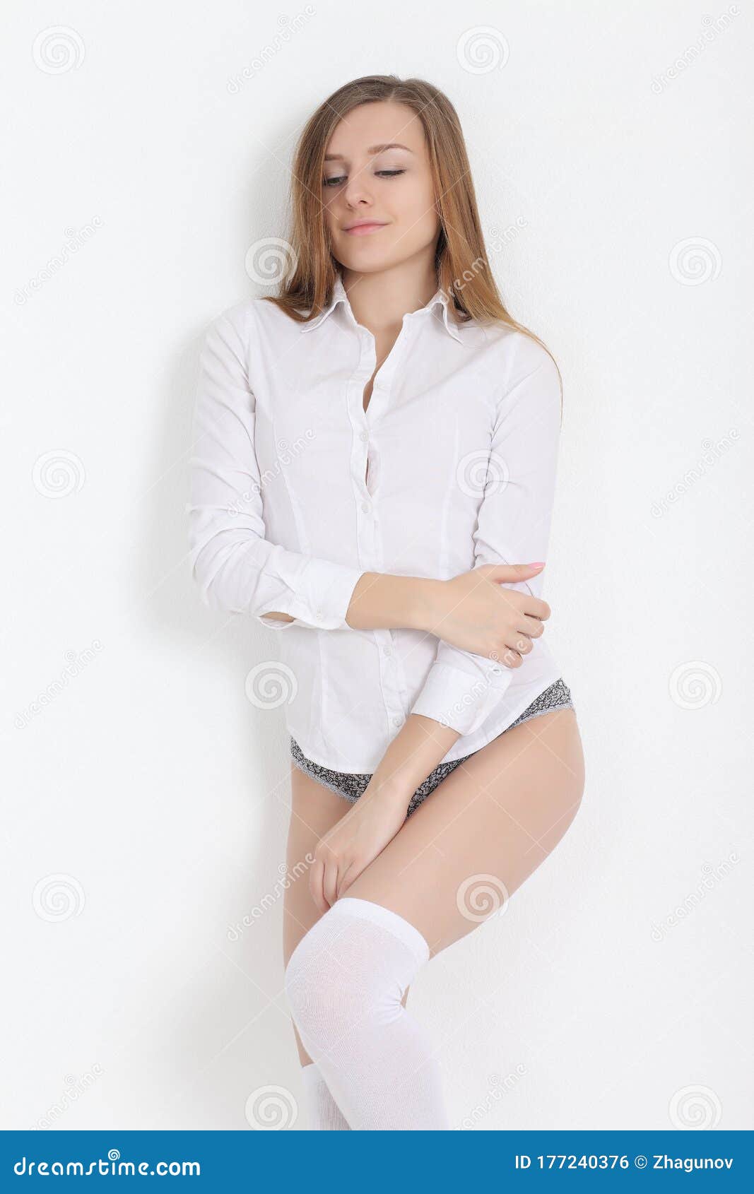 fille de sport porter sur un short blanc et une chemise en cours  d'exécution au parc. 8651708 Photo de stock chez Vecteezy