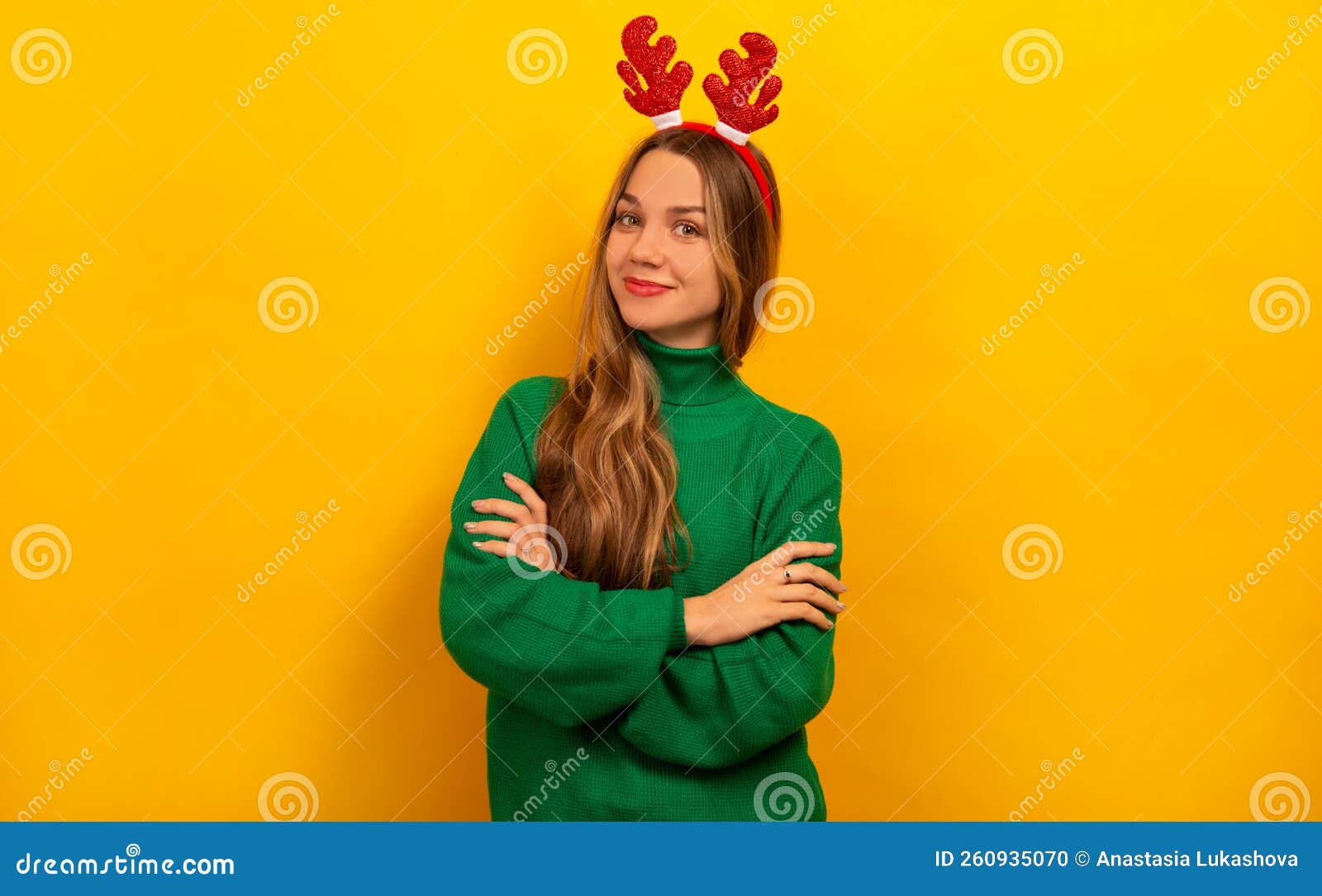 Fille Souriante Joyeuse Debout Avec Les Mains Crois es Et Porte Un