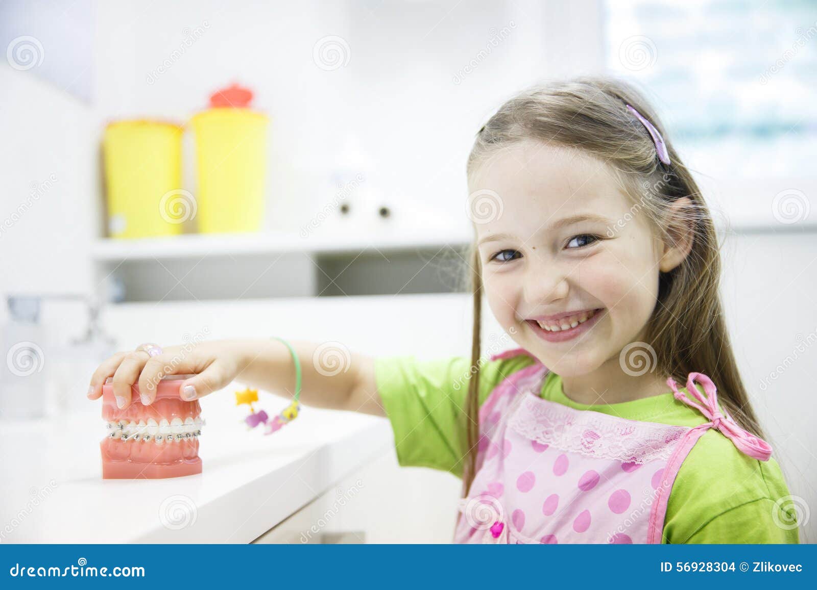 Nettoyage dentaire des enfants avec des bagues