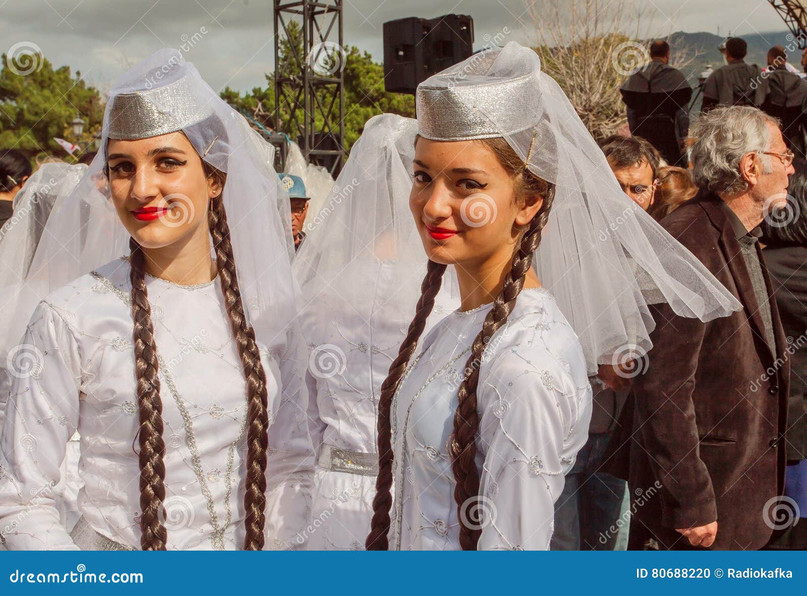 Filles Mignonnes Dans Des Costumes Géorgiens Blancs Traditionnels Prêts
