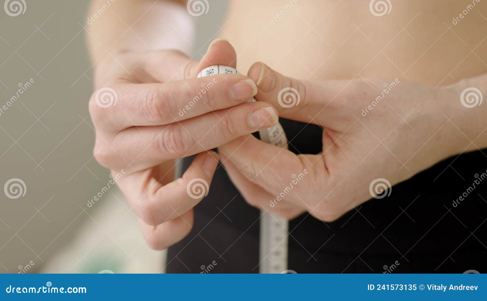 https://thumbs.dreamstime.com/z/filmaci%C3%B3n-de-cierre-la-medida-cinta-para-medir-el-cuerpo-vientos-irreconocible-chica-o-mujer-despu%C3%A9s-su-cintura-concepto-241573135.jpg